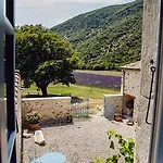 Couette-café Mas De La Lance 4*