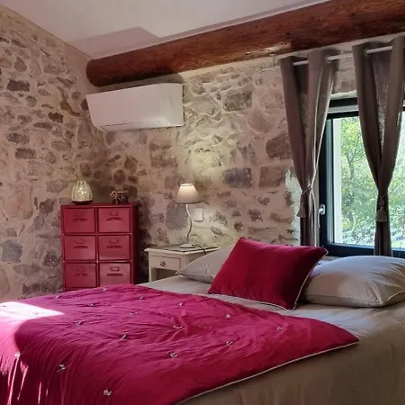Mas De La Lance Bed & Breakfast *